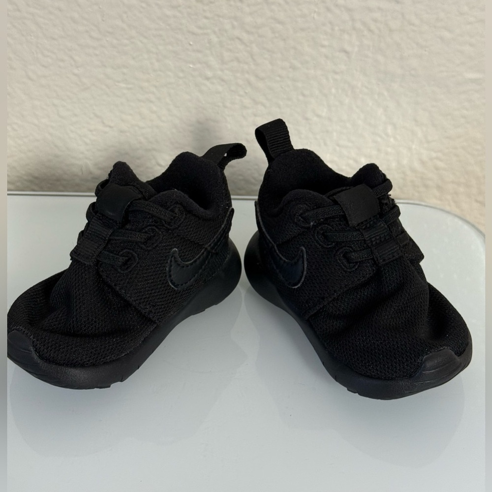 Nike Kid's Roshe One Running Shoe - Picture 2 of 5